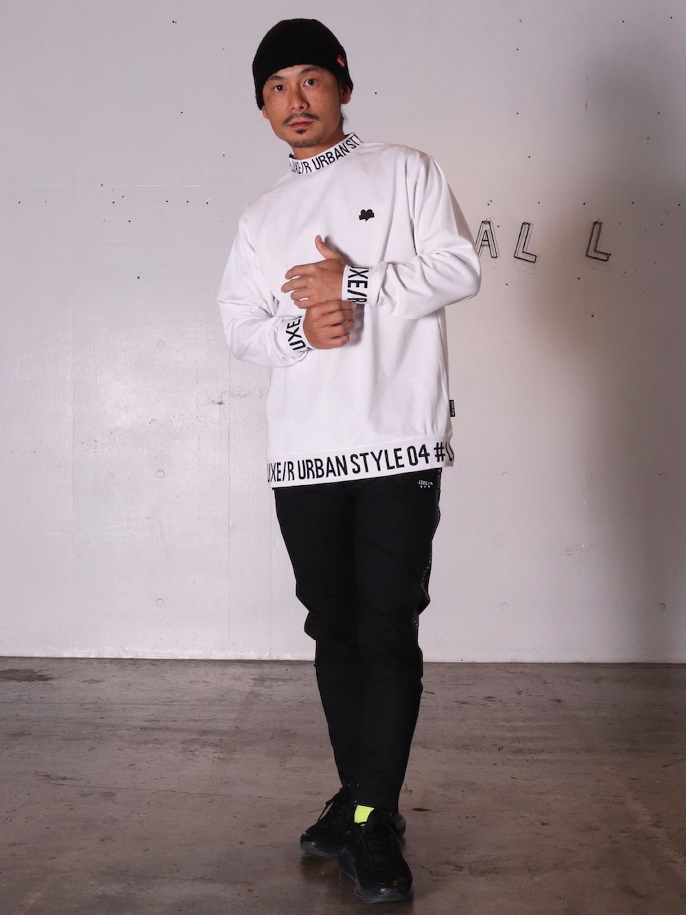 ブラック系のTシャツ/カットソー、ブラック系のキャップ、ブラック系のサングラスを着用したメンズの冬コーディネートの4枚目の写真