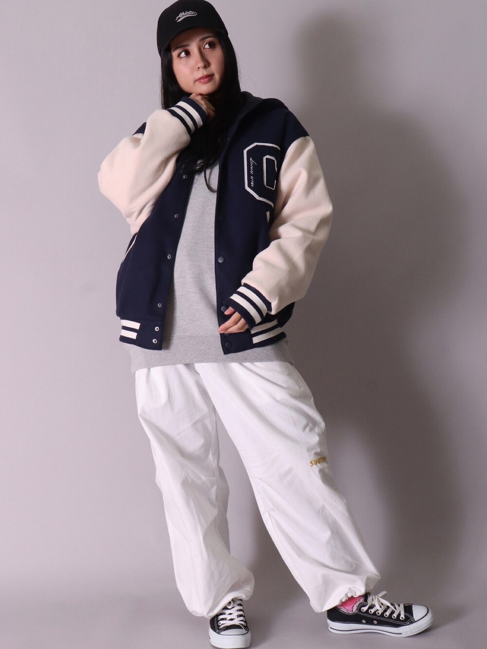 「ootd、おしゃれさんと繋がりたい、今日のコーデ、スタジャン、スウェット、バルーンパンツ、サイドライン、コンバース、ナイキ、キャップ、メンズライク、ユニセックス、オーバーサイズ、ビッグシルエット」|「BAYBLOの【ユニセックス】Athletic 刺繍 ベースボール キャップ(KS)(キャップ、ブラック系)」を使った、【BAYBLO】Officialさん(メンズ・172cm)の冬コーディネートの4枚目の写真