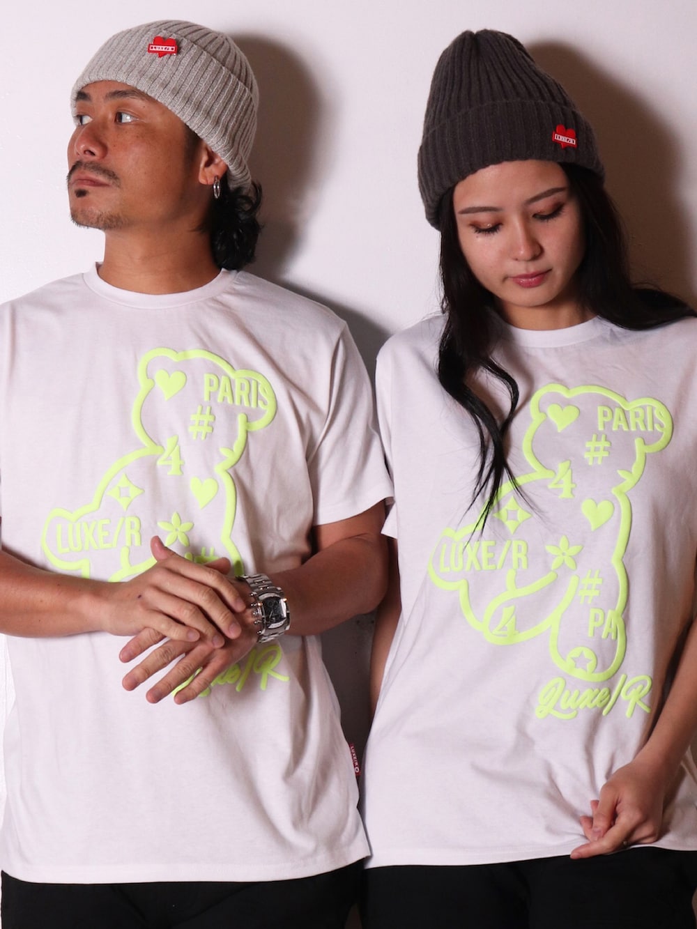 ホワイト系のTシャツ/カットソー、ホワイト系のTシャツ/カットソー、ブラック系のスウェットパンツを着用したレディースの春コーディネートの2枚目の写真