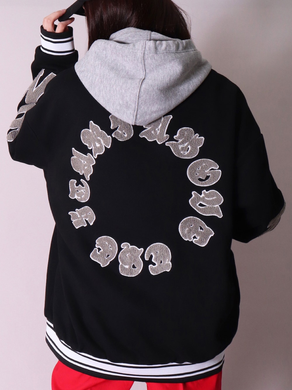 「ootd、おしゃれさんと繋がりたい、今日のコーデ、ユニセックス、おそろいコーデ、チノパン、メンズコーデ、春コーデ、ビックシルエット、オーバーサイズ、韓国ファッション、カジュアル、春アウター、赤、ワイドパンツ」｜「BAYBLOの【ユニセックス】Choice 刺繍 ベースボール キャップ(KS)（キャップ、ブラック系）」を使った、【BAYBLO】Officialさん（メンズ・172cm）の春コーディネートの3枚目の写真