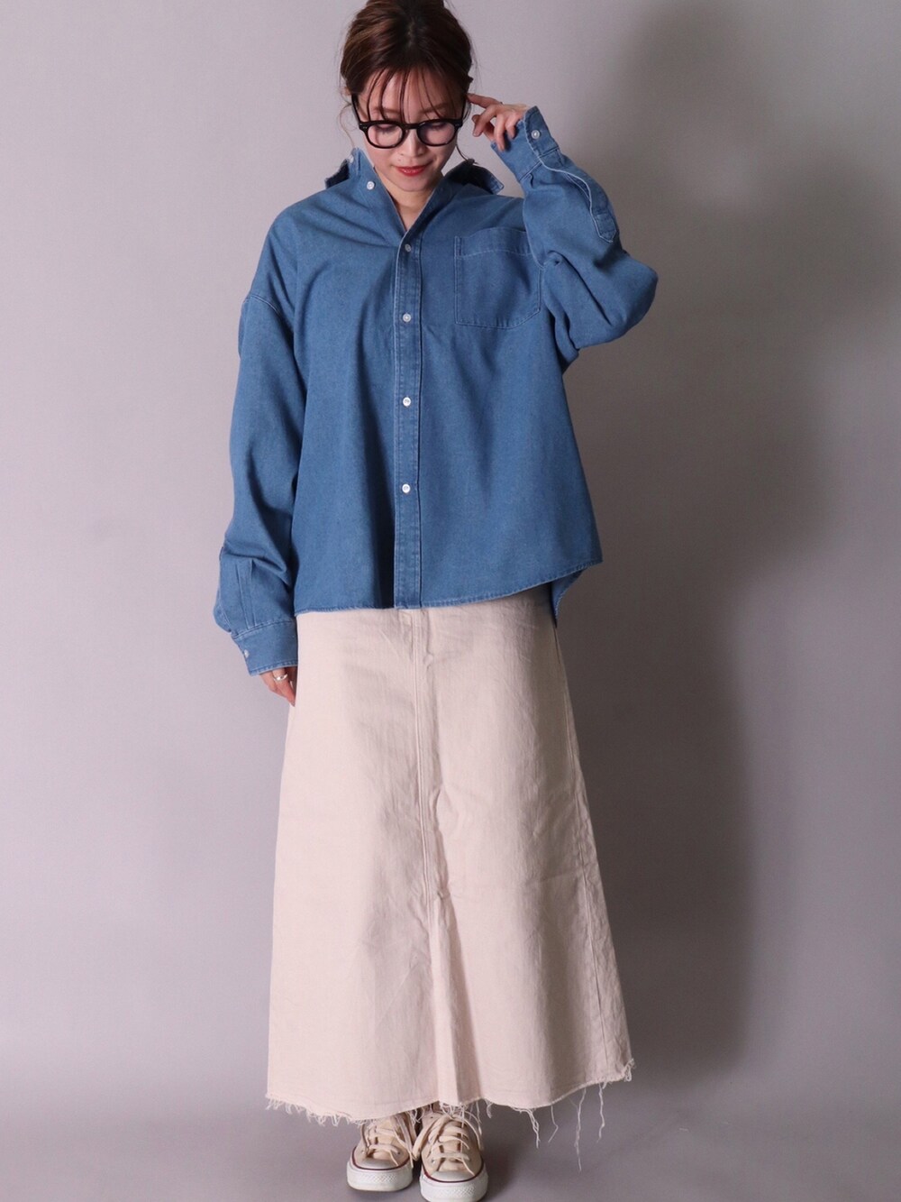 ブルー系のシャツ/ブラウス、ブルー系のシャツ/ブラウス、ホワイト系のスニーカーを着用したレディースの春コーディネートの2枚目の写真