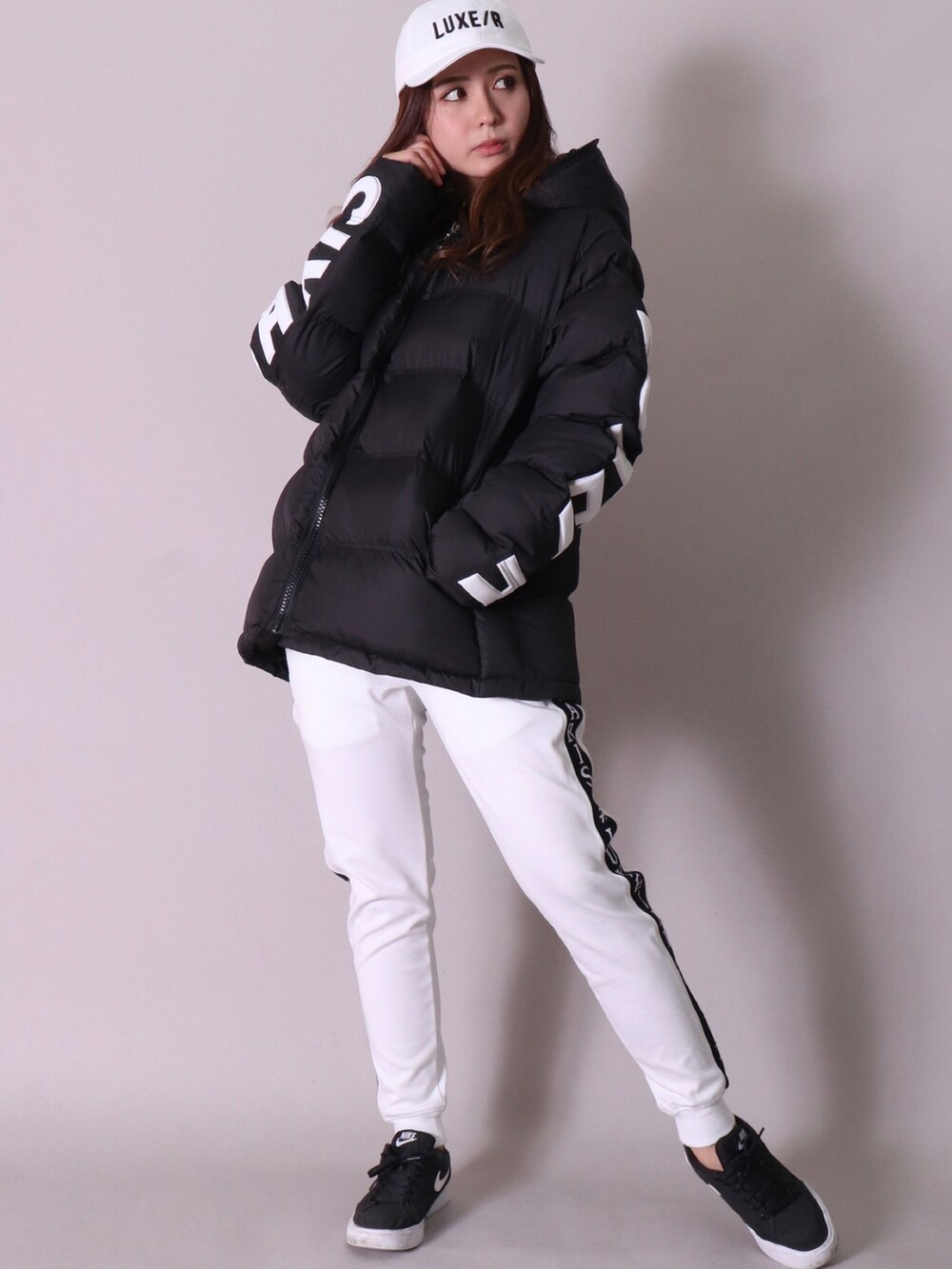 ブラック系のダウンジャケット/コート、ブラック系のスニーカー、グレー系のスウェットパンツを着用したメンズの冬コーディネートの3枚目の写真