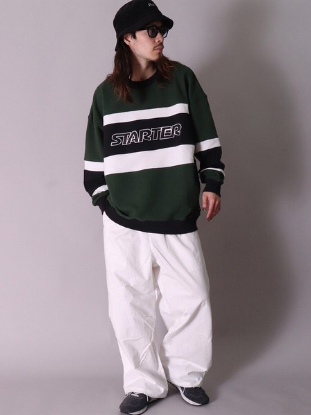 ブラック系のスウェット、ホワイト系のTシャツ/カットソー、ホワイト系のスニーカーを着用したレディースの冬コーディネートの4枚目の写真