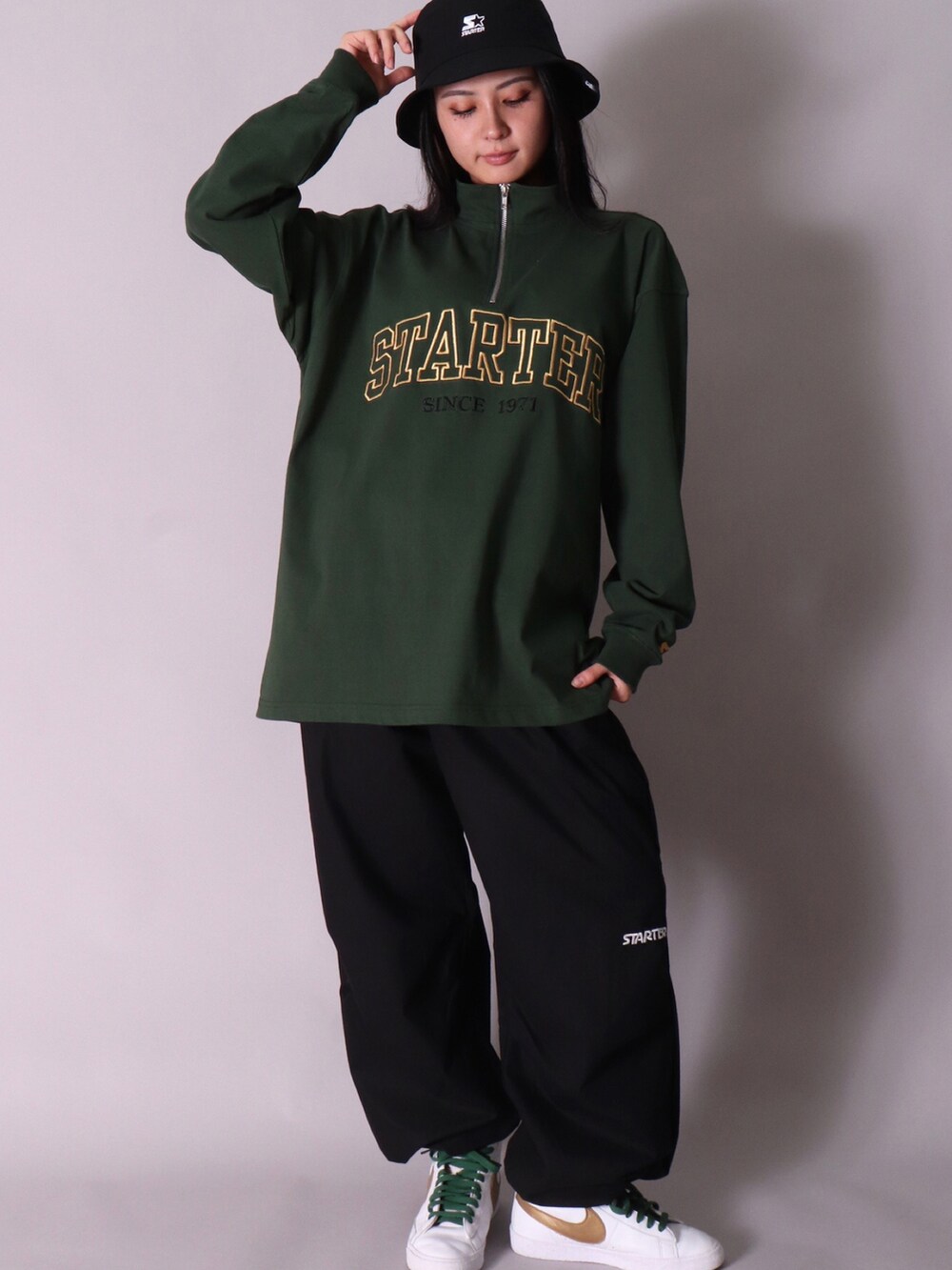 ブラック系のTシャツ/カットソー、イエロー系のTシャツ/カットソー、ホワイト系のカーゴパンツを着用したメンズの冬コーディネートの2枚目の写真
