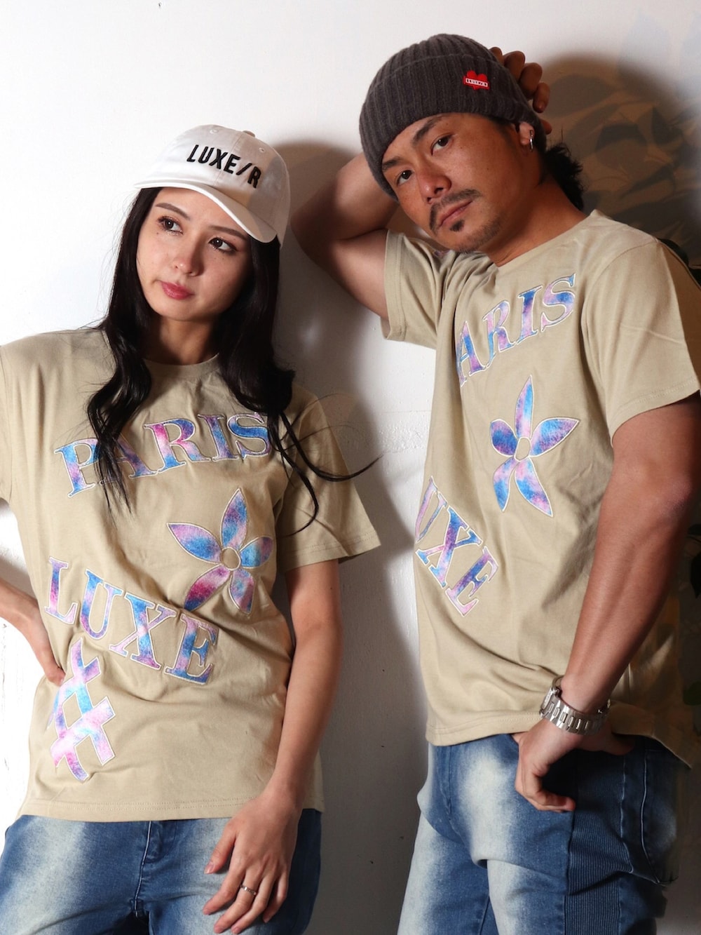 ベージュ系のTシャツ/カットソー、ベージュ系のTシャツ/カットソー、ブルー系のデニムパンツを着用したメンズの春コーディネートの2枚目の写真