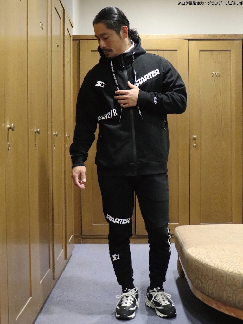 ブラック系のパーカー、ブラック系のスウェットパンツ、ブラック系のキャップを着用したメンズの冬コーディネートの2枚目の写真