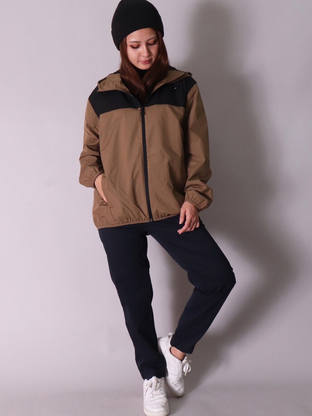 グリーン系のナイロンジャケット、ブラック系のスニーカー、グレー系のスウェットパンツを着用したメンズの春コーディネートの3枚目の写真