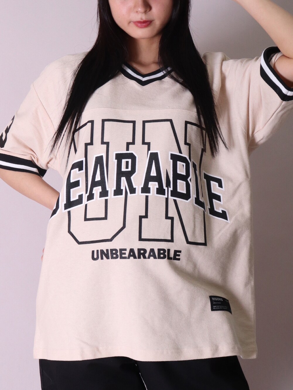 ブラック系のTシャツ/カットソー、ブルー系のデニムパンツ、ホワイト系のTシャツ/カットソーを着用したメンズの夏コーディネートの5枚目の写真