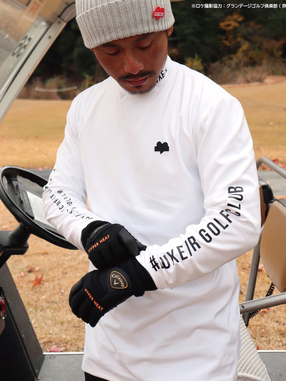 ブラック系のTシャツ/カットソー、グリーン系のチノパンツを着用したレディースの冬コーディネートの4枚目の写真