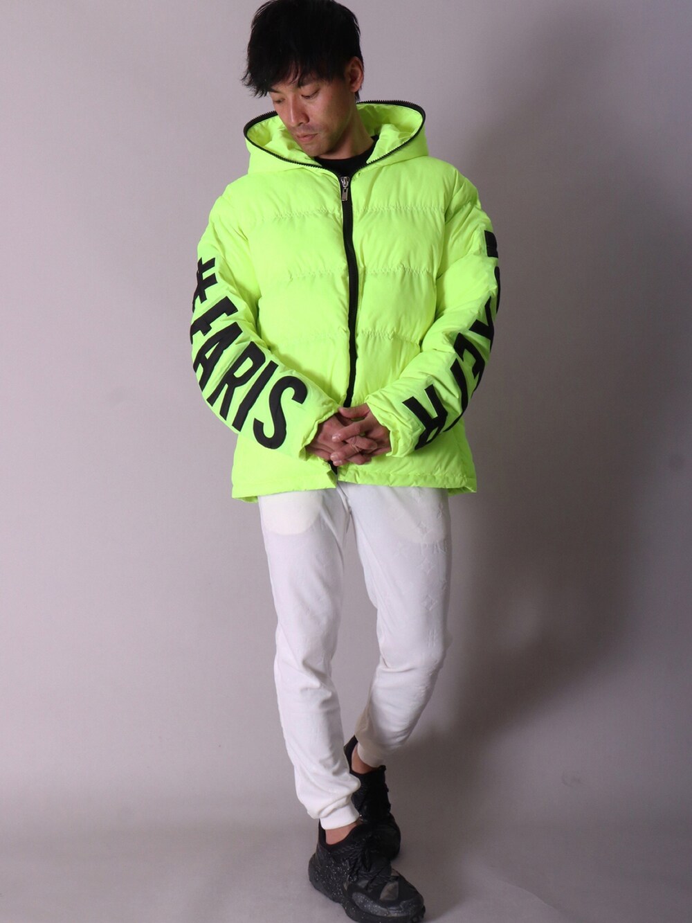 ブラック系のダウンジャケット/コート、ブラック系のスニーカー、グレー系のスウェットパンツを着用したメンズの冬コーディネートの5枚目の写真