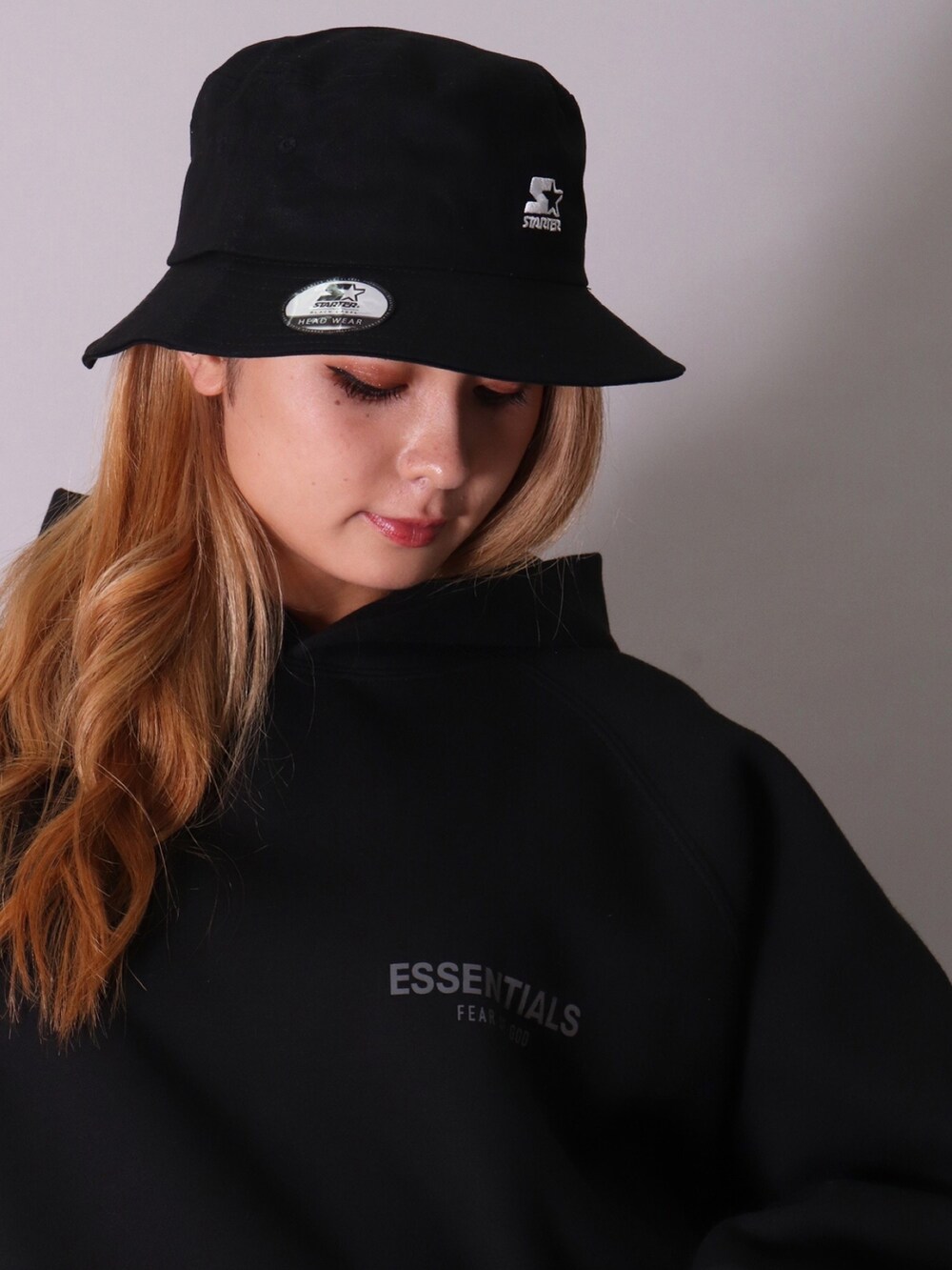 ブラック系のパーカー、ブラック系のスニーカー、ブルー系のスニーカーを着用したレディースの秋コーディネートの4枚目の写真