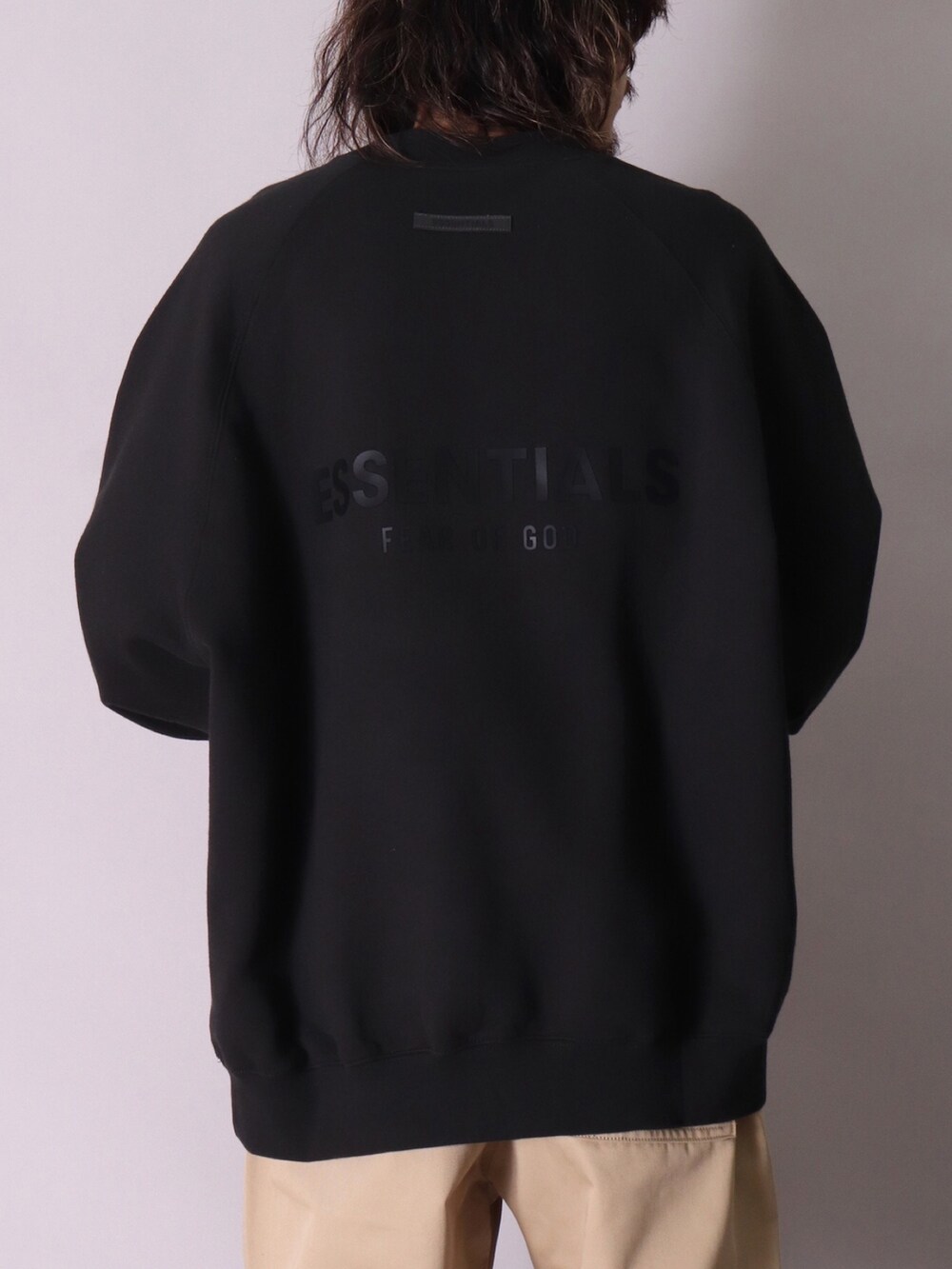 ベージュ系のスウェット、ブラック系のスウェット、ブルー系のデニムパンツを着用したレディースの春コーディネートの5枚目の写真