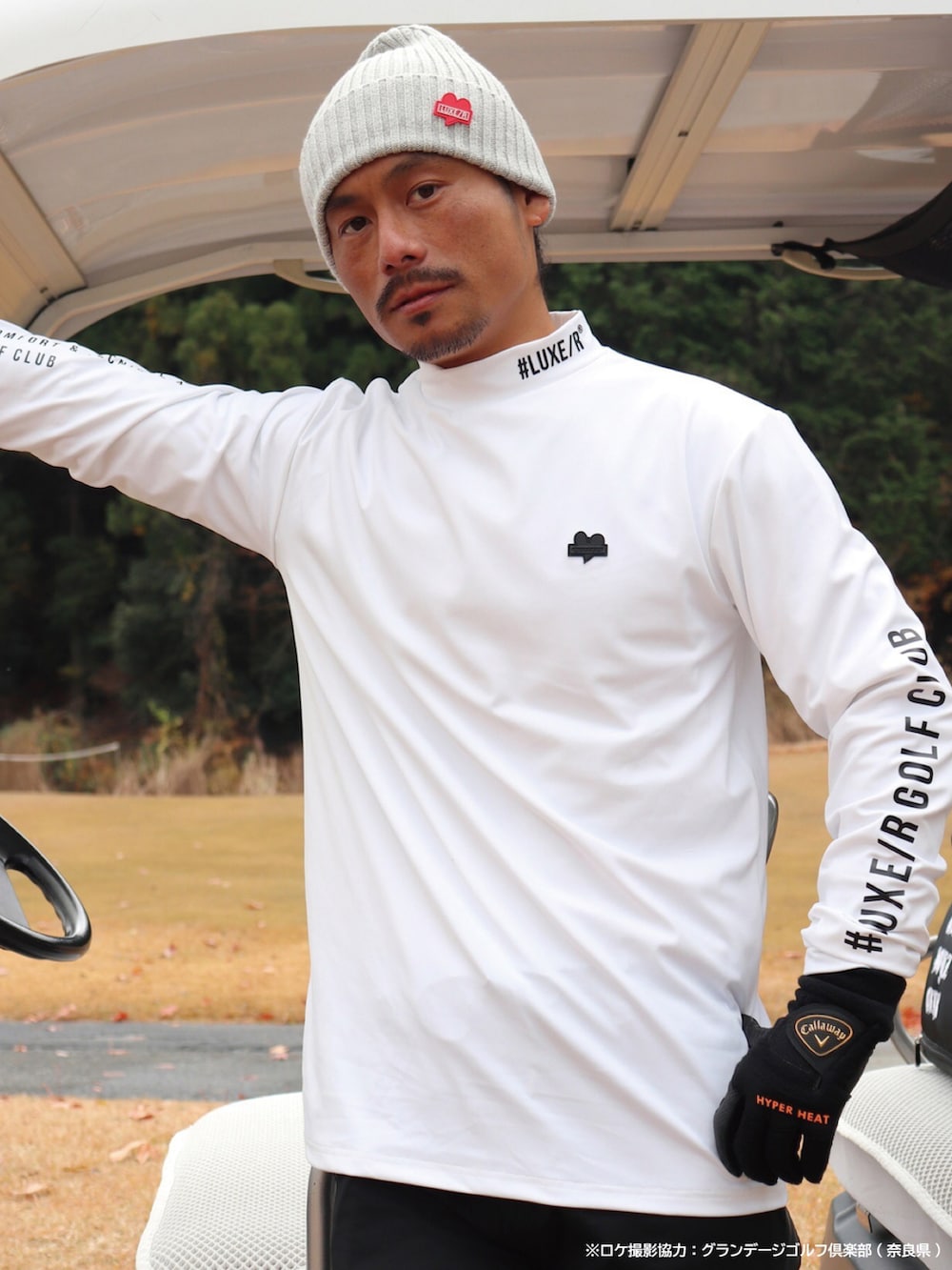 ブラック系のTシャツ/カットソー、グリーン系のチノパンツを着用したレディースの冬コーディネートの3枚目の写真