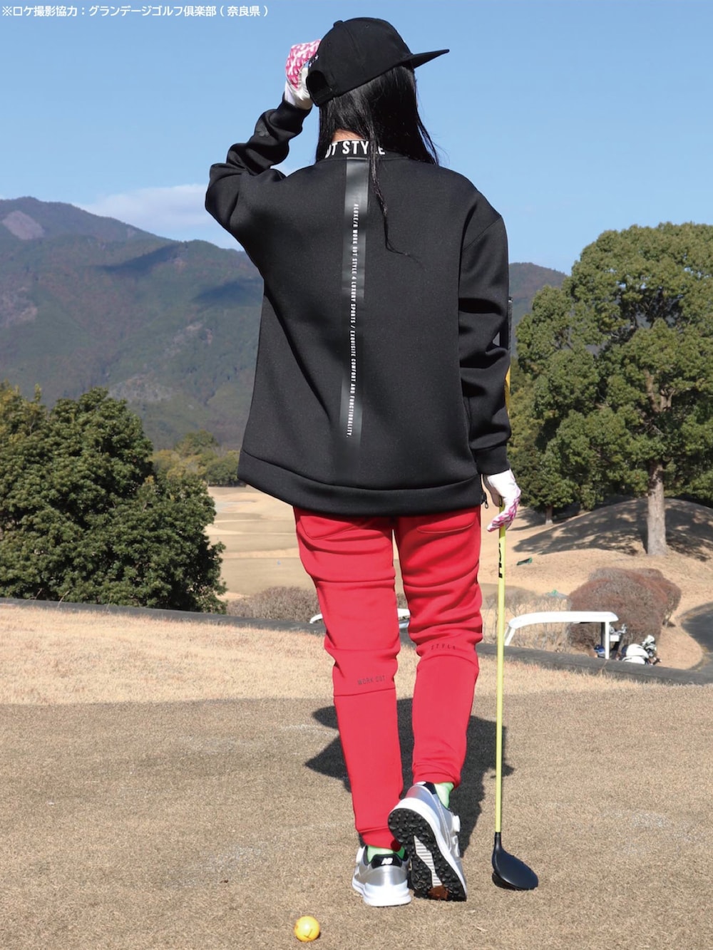 レッド系のスウェット、ブラック系のスウェットパンツ、ブラック系のニットキャップ/ビーニーを着用したメンズの冬コーディネートの4枚目の写真