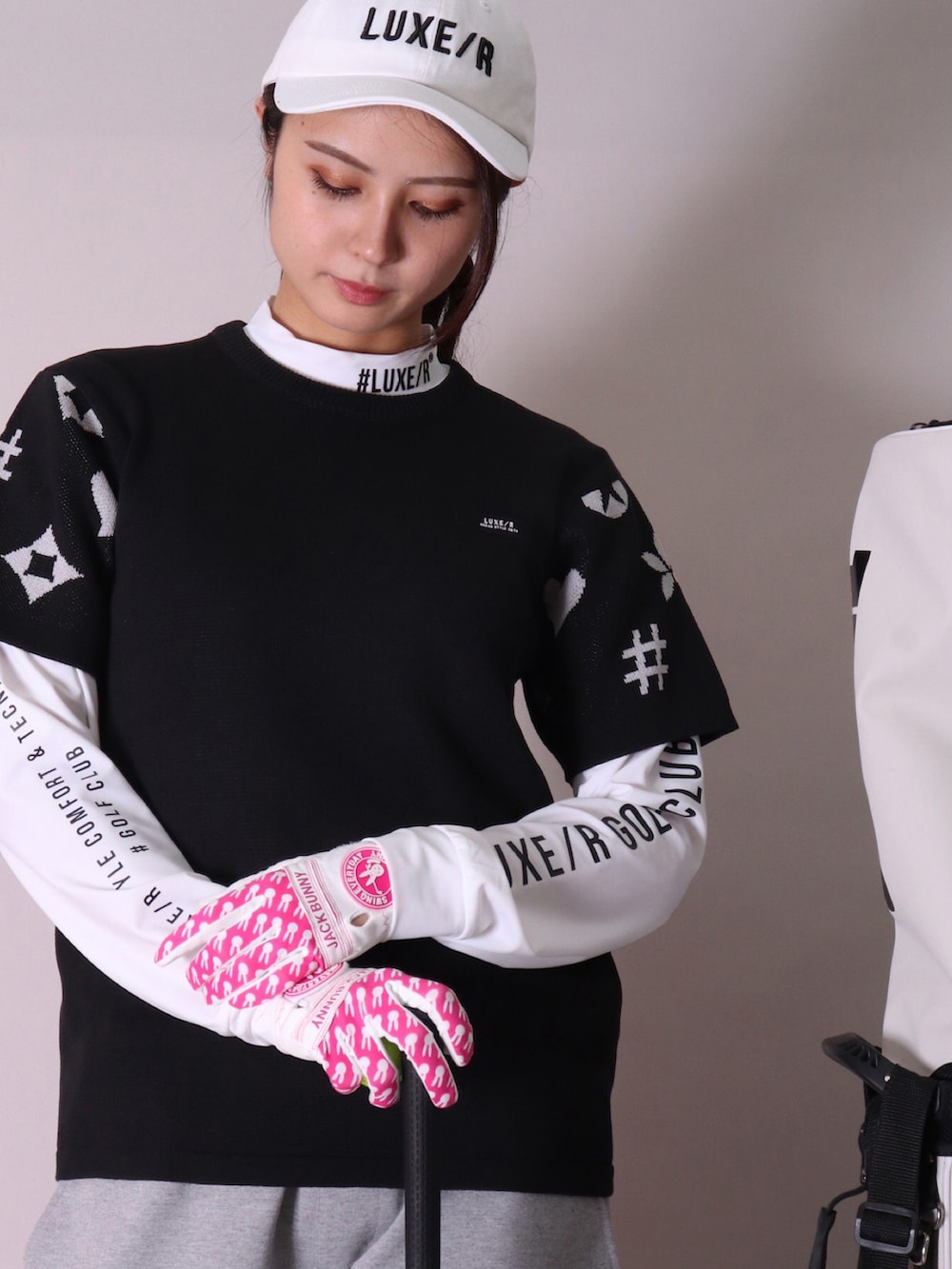 グレー系のTシャツ/カットソー、ブラック系のTシャツ/カットソー、ブラック系のスウェットパンツを着用したレディースの春コーディネートの4枚目の写真