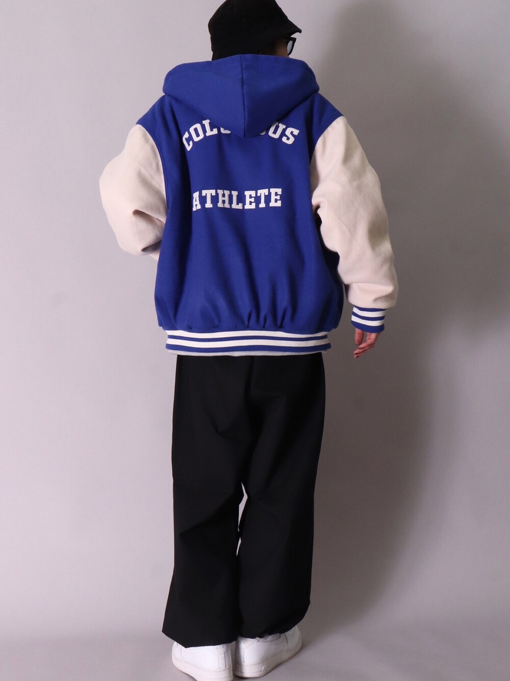 「ootd、おしゃれさんと繋がりたい、今日のコーデ、スタジャン、スウェット、バルーンパンツ、サイドライン、コンバース、ナイキ、キャップ、メンズライク、ユニセックス、オーバーサイズ、ビッグシルエット」|「BAYBLOの【ユニセックス】Athletic 刺繍 ベースボール キャップ(KS)(キャップ、ブラック系)」を使った、【BAYBLO】Officialさん(メンズ・172cm)の冬コーディネートの3枚目の写真