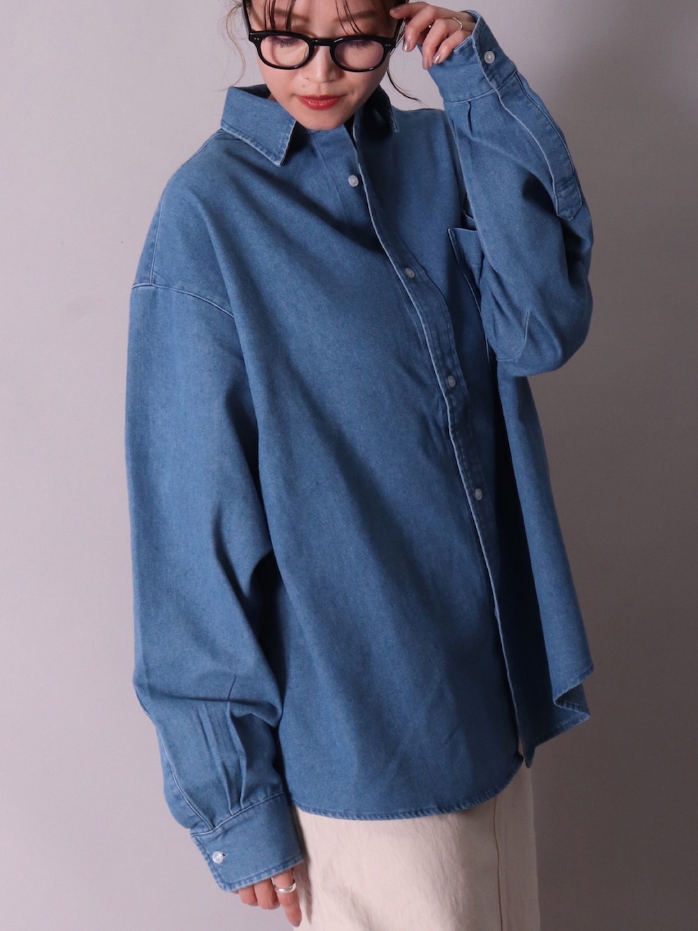 ブルー系のシャツ/ブラウス、ブルー系のシャツ/ブラウス、ホワイト系のスニーカーを着用したレディースの春コーディネートの5枚目の写真