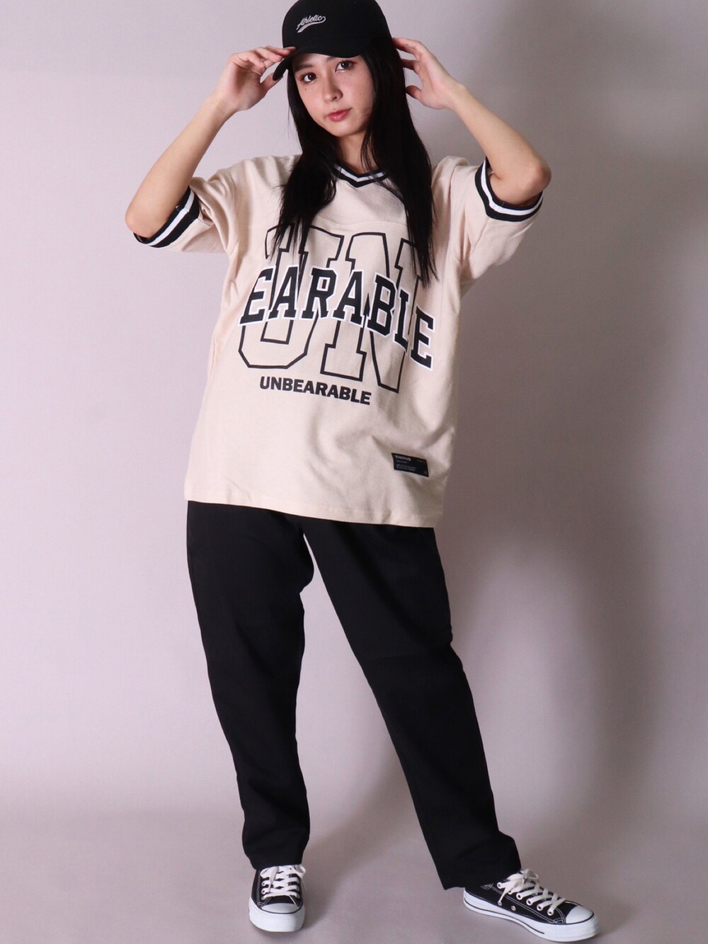 ブラック系のTシャツ/カットソー、ブルー系のデニムパンツ、ホワイト系のTシャツ/カットソーを着用したメンズの夏コーディネートの4枚目の写真