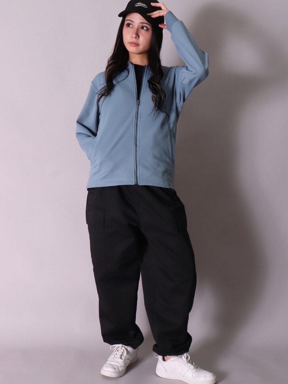 「シンプルコーデ、コンバース、きれいめカジュアル、春アウター、ootd、おしゃれさんと繋がりたい、今日のコーデ、春服デビュー宣言、レイヤードスタイル、MA-1、ロングTシャツ、サルエルパンツ、春コーデ、春服、シンプル」｜「BAYBLOの(BG)【ユニセックス】ストレッチ サルエル チノパンツ（チノパンツ、ブラック系）」を使った、【BAYBLO】Officialさん（メンズ・172cm）の春コーディネートの4枚目の写真
