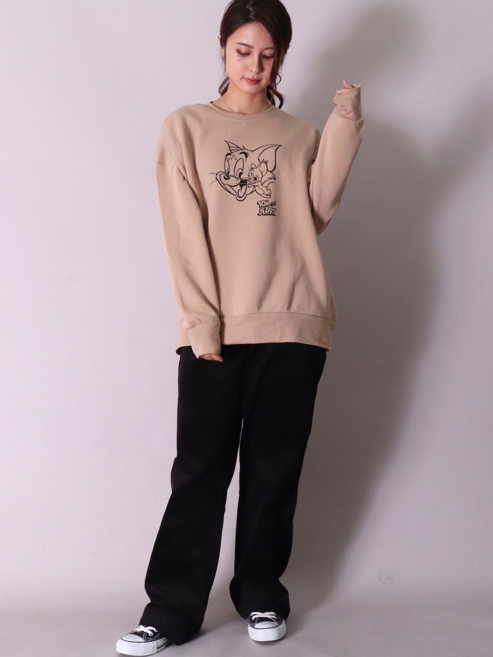 「ootd、おしゃれさんと繋がりたい、今日のコーデ、おそろいコーデ、ユニセックス、スウェット、トムとジェリー、Tom&Jerry、コーデュロイパンツ、ペインターパンツ、コンバース」|「Tom&Jerryの【トムとジェリー】【ユニセックス】プリント スウェット プルオーバー(DV)(スウェット、ブルー系)」を使った、【BAYBLO】Officialさん(メンズ・172cm)の冬コーディネートの2枚目の写真