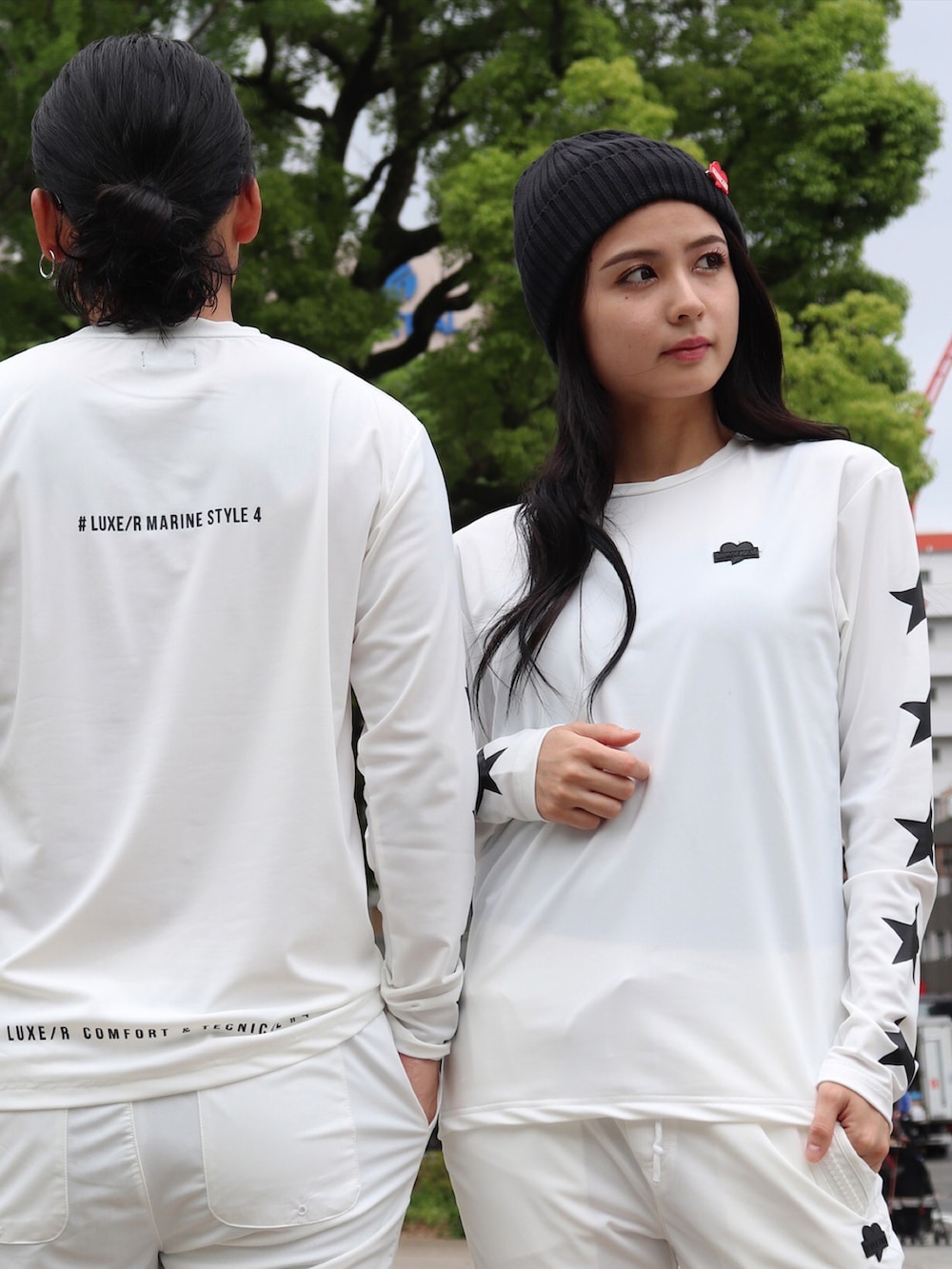 ホワイト系のTシャツ/カットソー、ホワイト系のTシャツ/カットソー、ホワイト系のスウェットパンツを着用したメンズの夏コーディネートの2枚目の写真