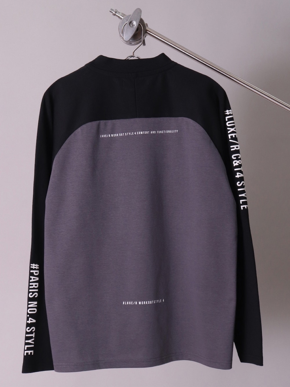 グレー系のTシャツ/カットソー、グリーン系のチノパンツ、ブラック系のニットキャップ/ビーニーを着用したメンズの冬コーディネートの5枚目の写真