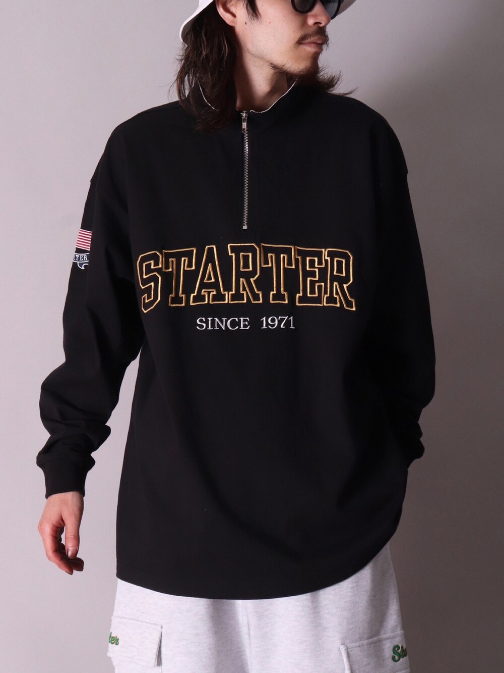 ブラック系のTシャツ/カットソー、イエロー系のTシャツ/カットソー、ホワイト系のカーゴパンツを着用したメンズの冬コーディネートの4枚目の写真