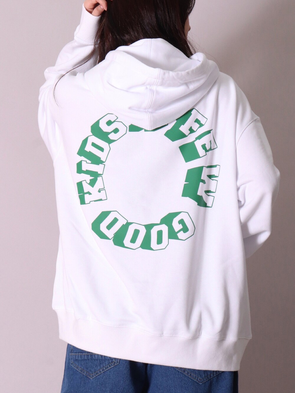 ホワイト系のパーカー、ブラック系のパーカー、ブルー系のデニムパンツを着用したレディースの冬コーディネートの4枚目の写真