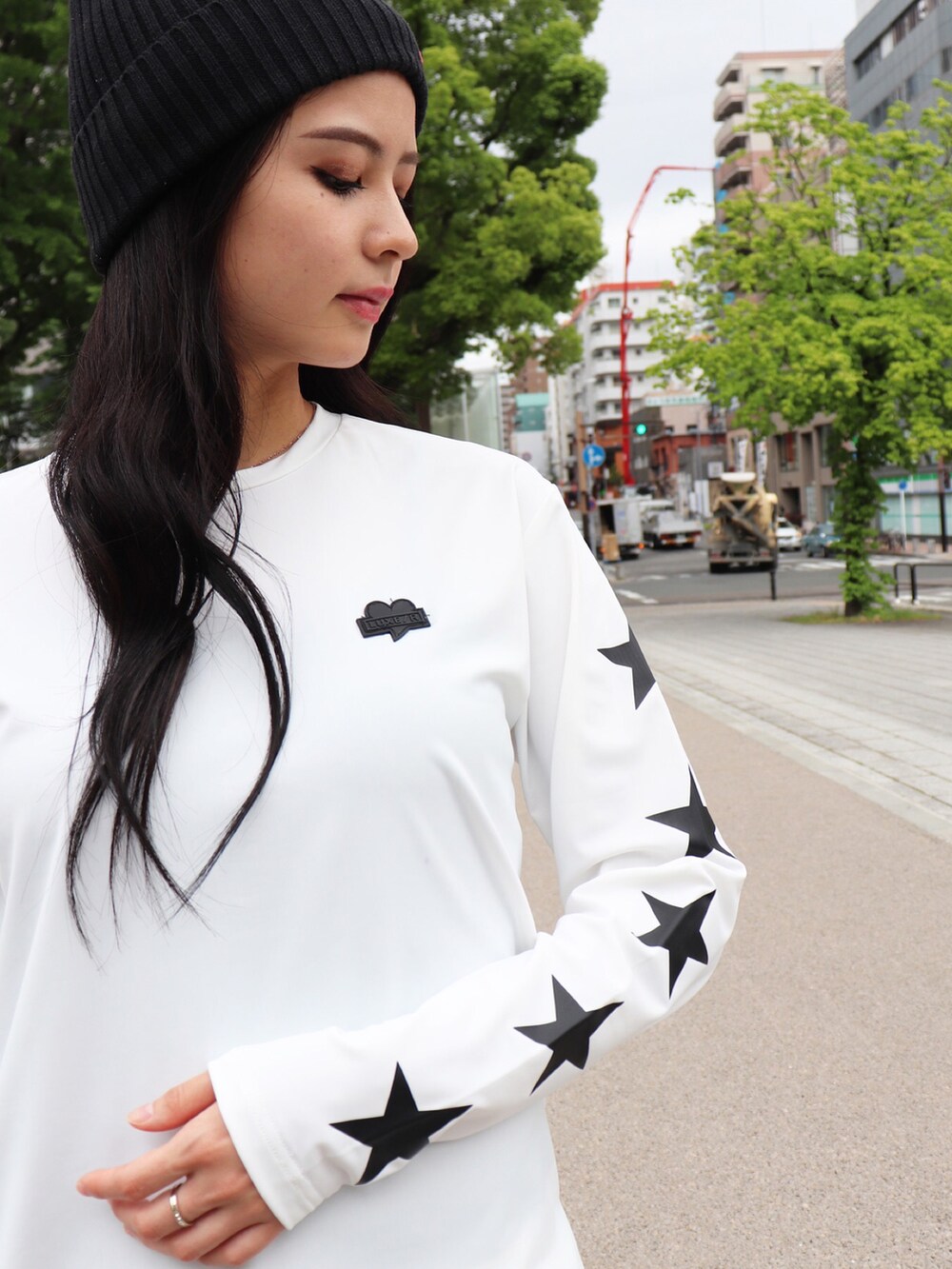 ホワイト系のTシャツ/カットソー、ホワイト系のTシャツ/カットソー、ホワイト系のスウェットパンツを着用したメンズの夏コーディネートの4枚目の写真