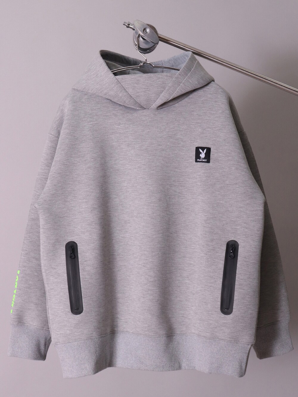 「パーカー、ootd、おしゃれさんと繋がりたい、今日のコーデ、セットアップ、ジョガーパンツ、スウェットパンツ、GOLF、golfwang、ゴルフ、ゴルフウェア、ゴルフコーデ、ゴルフ女子、ゴルフ男子」｜「PLAYBOYの【PLAYBOY GOLF】ボンディング スウェット プルオーバー パーカー(DV)（パーカー、グレー系）」を使った、【BAYBLO】Officialさん（メンズ・170cm）の秋コーディネートの4枚目の写真