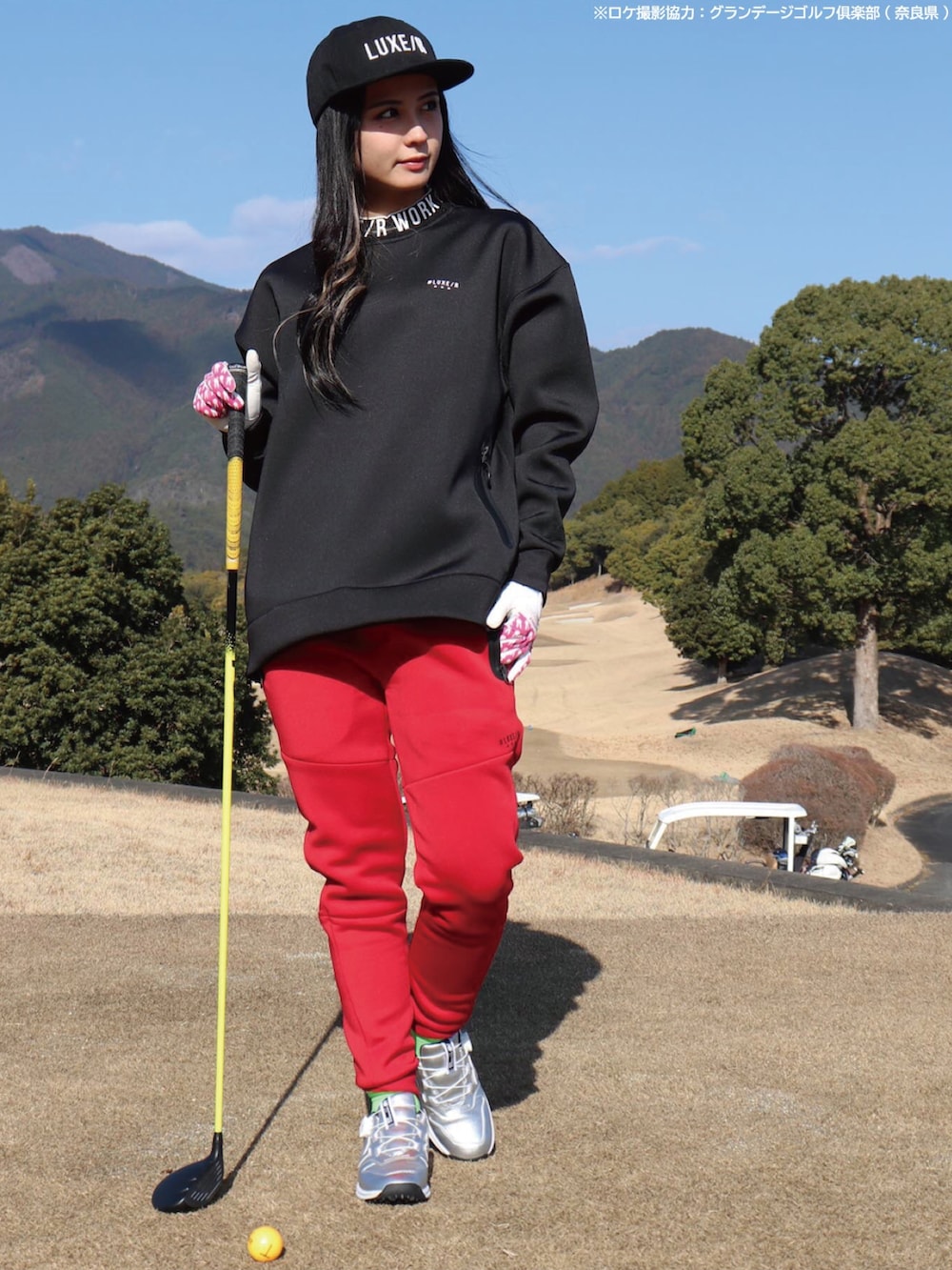 レッド系のスウェット、ブラック系のスウェットパンツ、ブラック系のニットキャップ/ビーニーを着用したメンズの冬コーディネートの3枚目の写真