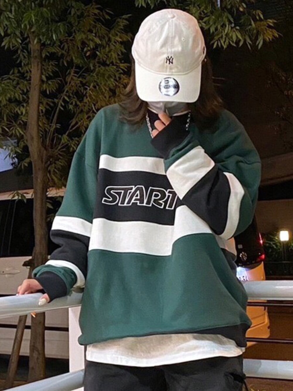 ブラック系のスウェット、ホワイト系のTシャツ/カットソー、ホワイト系のスニーカーを着用したレディースの冬コーディネートの2枚目の写真