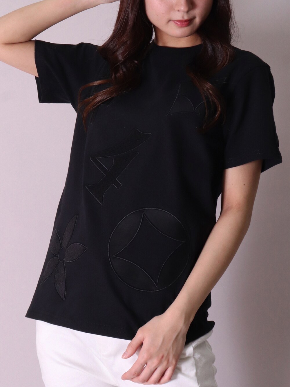 ホワイト系のTシャツ/カットソー、ベージュ系のTシャツ/カットソー、ブラック系のその他パンツを着用したレディースの春コーディネートの5枚目の写真