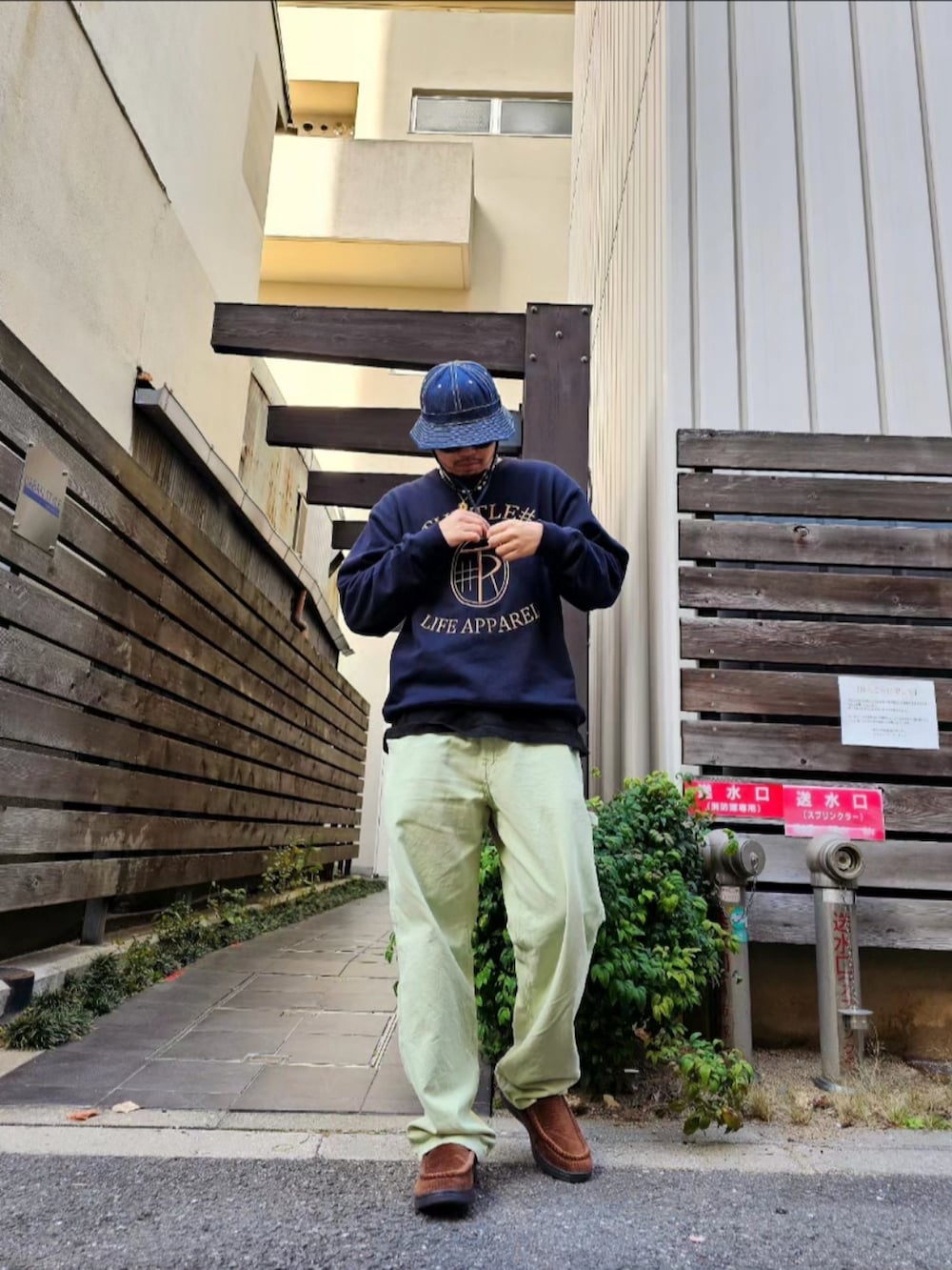 グリーン系のその他パンツ、ブラウン系のスリッポン、ブルー系のスウェットを着用したメンズの冬コーディネートの2枚目の写真