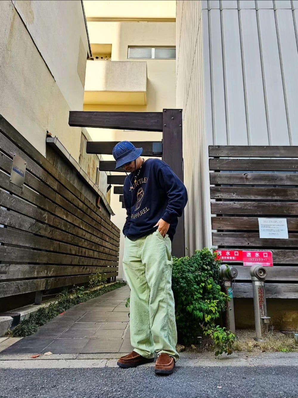 グリーン系のその他パンツ、ブラウン系のスリッポン、ブルー系のスウェットを着用したメンズの冬コーディネートの3枚目の写真