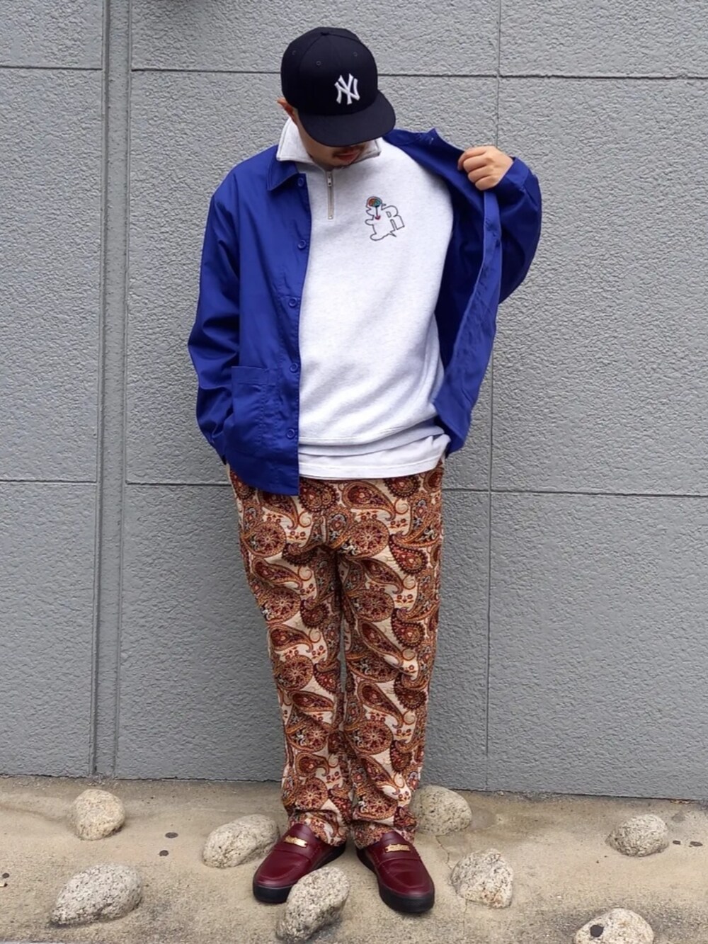 レッド系のローファー、ブルー系のその他アウター、グレー系のスウェットを着用したメンズの春コーディネートの2枚目の写真