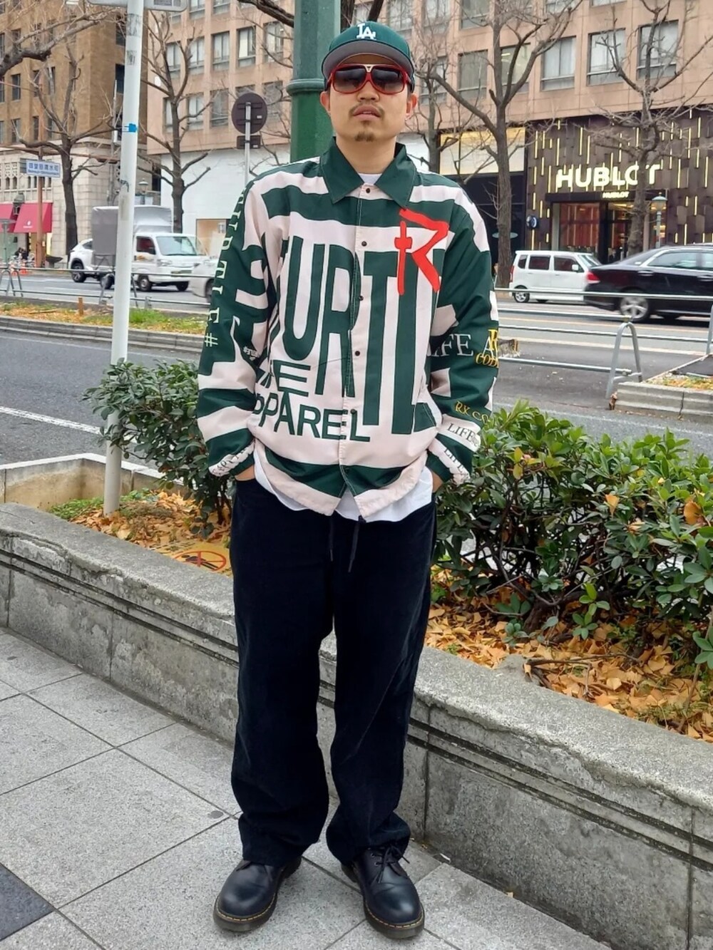 「メンズファッション、Dr.Martens、コーデュロイパンツ、ストリート、スポーツミックス、H&M、GAP、NEW ERA、NIKE、今日のコーデ、ootd、春コーデ、コーチジャケット、タートルライフアパレル、TURTLE# LIFE APPAREL」｜「Dr. Martensの1461 NAPPA【通常の1461シリーズよりも柔らかいく横幅も広いので大好きなモデル】（ブーツ、ブラック系）」を使った、TURTLE# Life Apparelさん（メンズ・174cm）の冬コーディネートの4枚目の写真