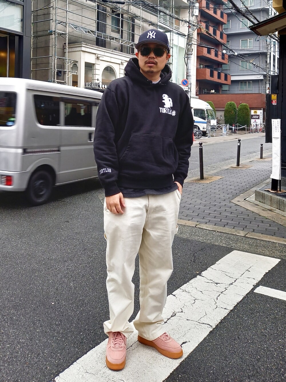 ピンク系のスニーカー、ブラック系のパーカー、ブルー系のキャップを着用したメンズの冬コーディネートの2枚目の写真