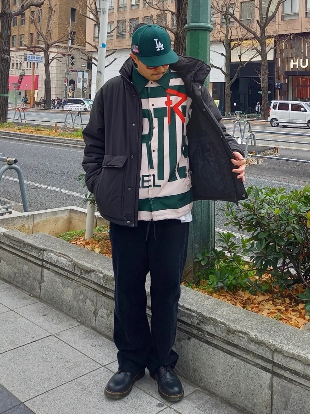 「メンズファッション、Dr.Martens、コーデュロイパンツ、ストリート、スポーツミックス、H&M、GAP、NEW ERA、NIKE、今日のコーデ、ootd、春コーデ、コーチジャケット、タートルライフアパレル、TURTLE# LIFE APPAREL」｜「Dr. Martensの1461 NAPPA【通常の1461シリーズよりも柔らかいく横幅も広いので大好きなモデル】（ブーツ、ブラック系）」を使った、TURTLE# Life Apparelさん（メンズ・174cm）の冬コーディネートの3枚目の写真