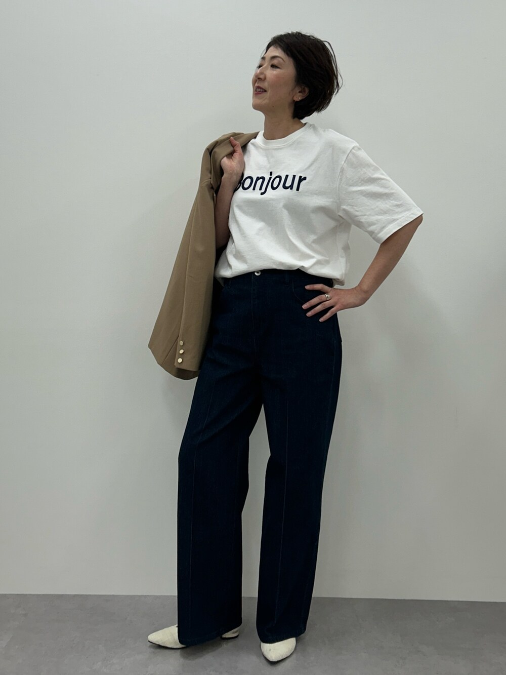 ブラウン系のジャケット/アウター、ブルー系のパンツ、ホワイト系のTシャツ/カットソーを着用したレディースの冬コーディネートの3枚目の写真