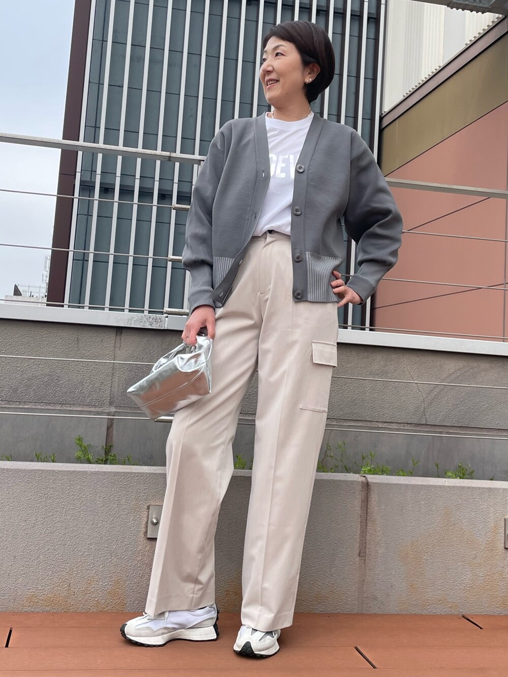 グレー系のカーディガン/ボレロ、ベージュ系のカーゴパンツを着用したレディースの春コーディネートの2枚目の写真