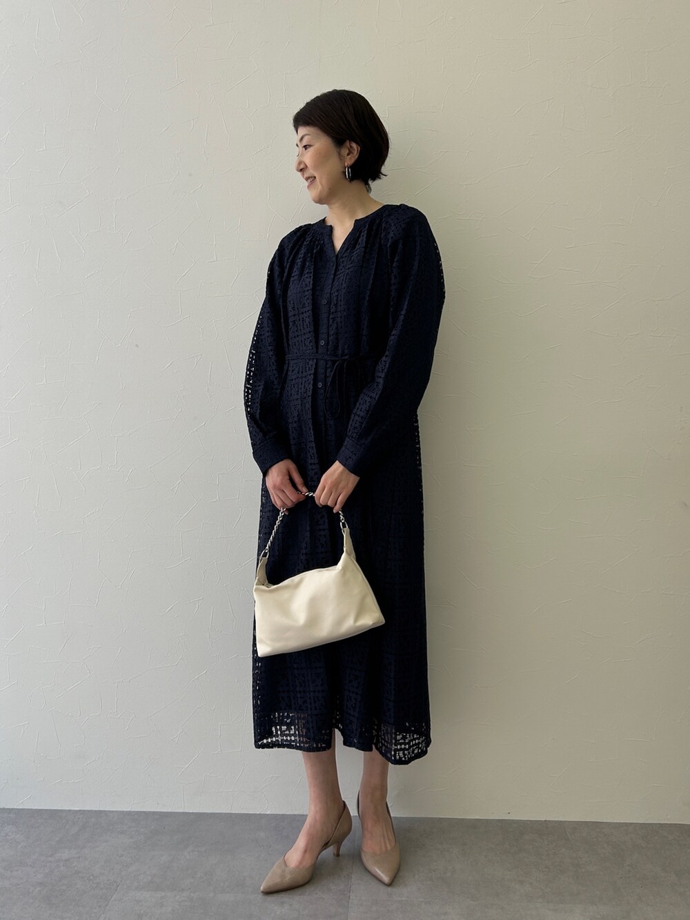 グリーン系のパンツ、ブルー系のワンピースを着用したレディースの冬コーディネートの2枚目の写真