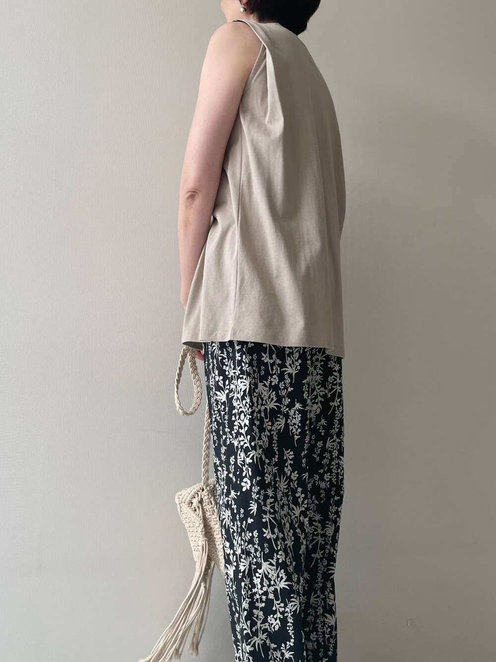 グリーン系のTシャツ/カットソー、ブラック系のパンツを着用したレディースの春コーディネートの2枚目の写真