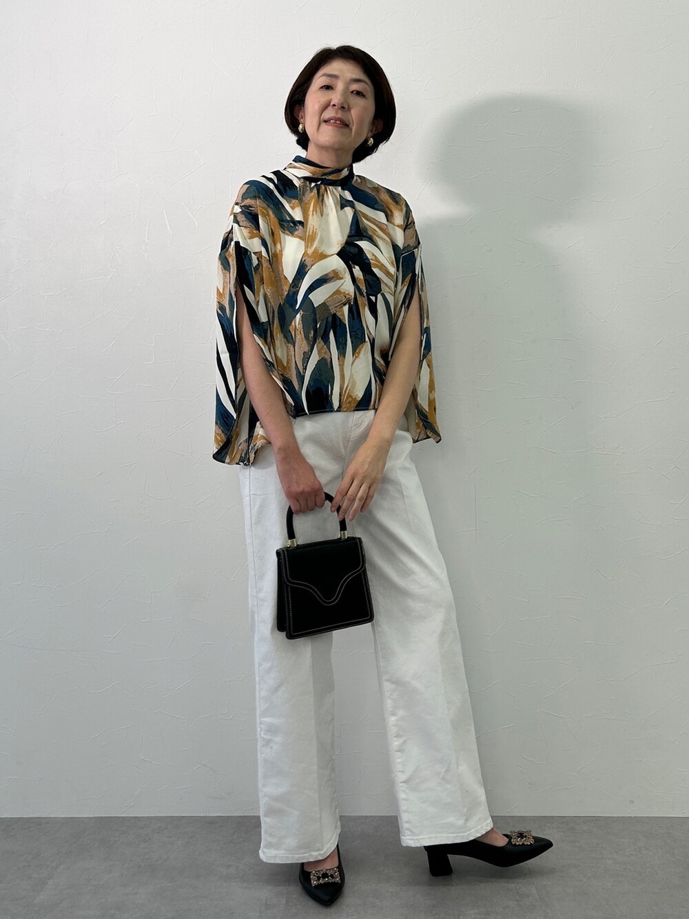 ブルー系のジャケット/アウター、ホワイト系のパンツ、その他のシャツ/ブラウスを着用したレディースの冬コーディネートの2枚目の写真