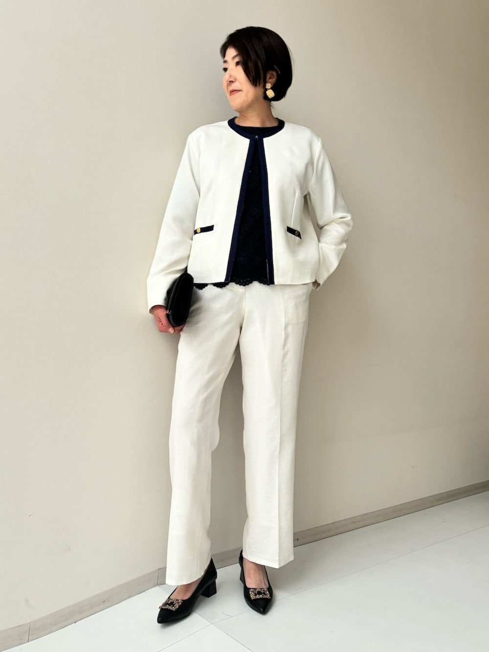 ホワイト系のスーツセット、ブルー系のフォーマルスーツ/小物を着用したレディースの冬コーディネートの2枚目の写真