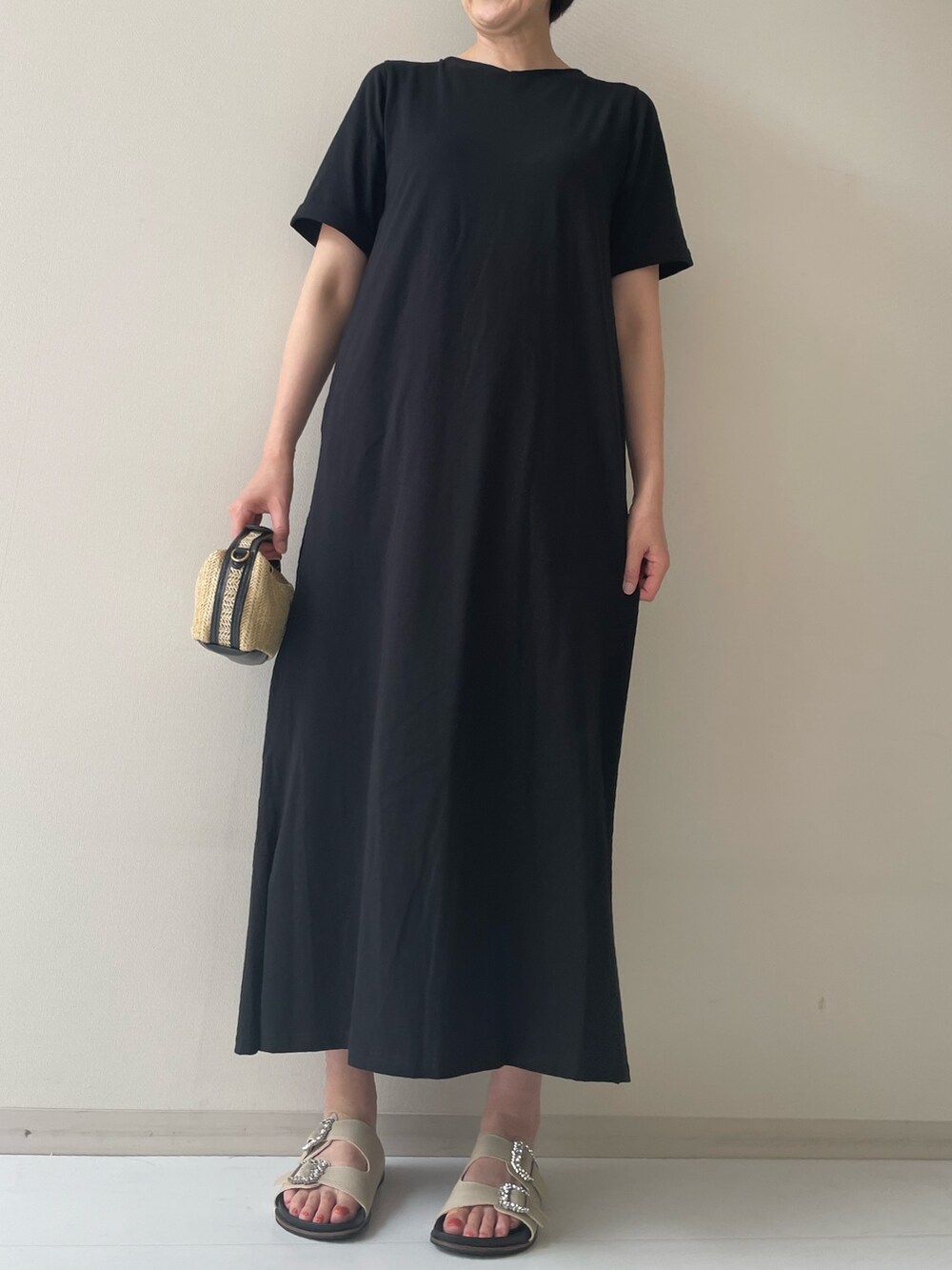 ベージュ系のシャツ/ブラウス、ブラック系のワンピースを着用したレディースの春コーディネートの2枚目の写真