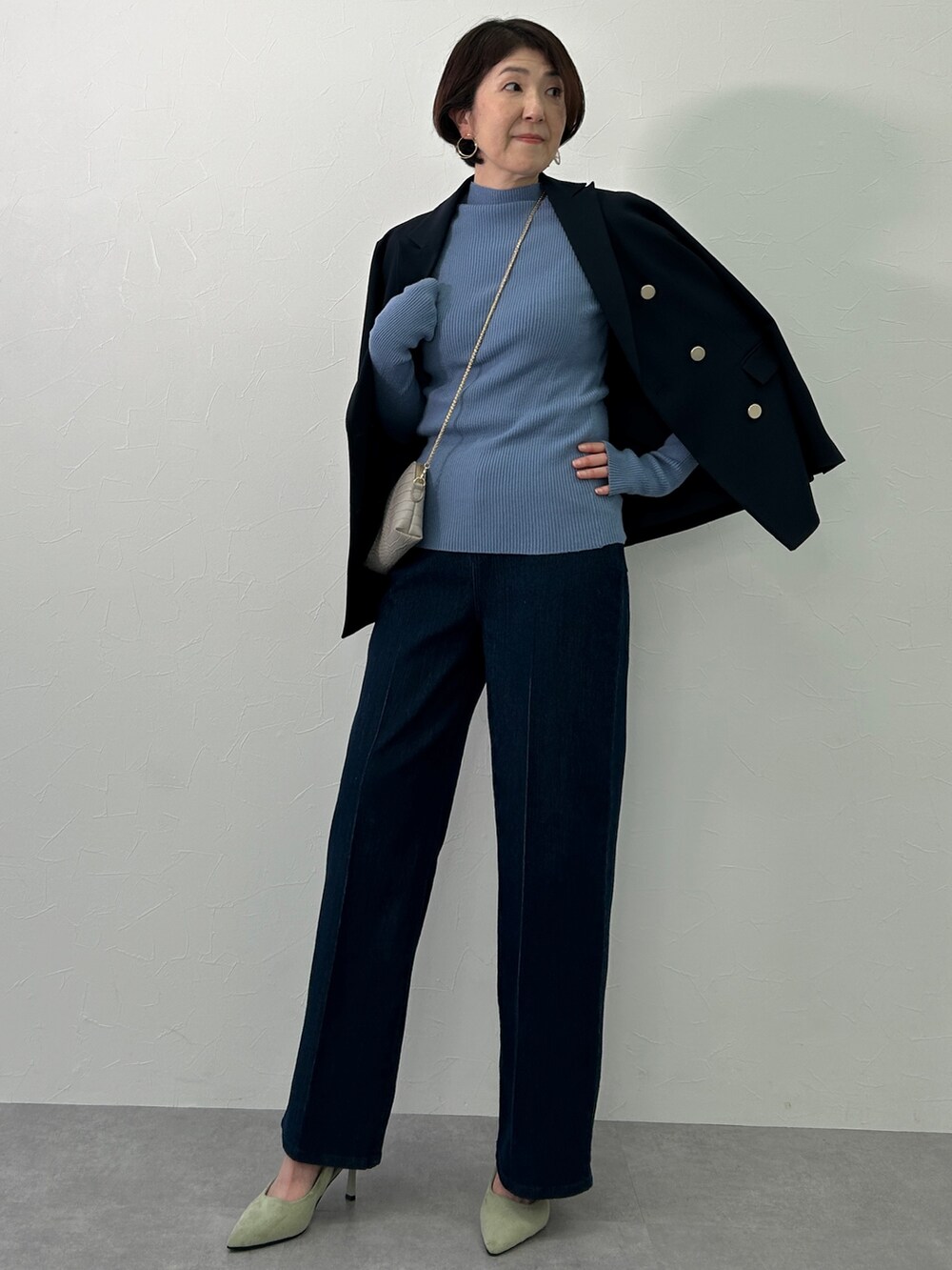 ブルー系のジャケット/アウター、ブルー系のパンツ、ブルー系のニット/セーターを着用したレディースの冬コーディネートの2枚目の写真