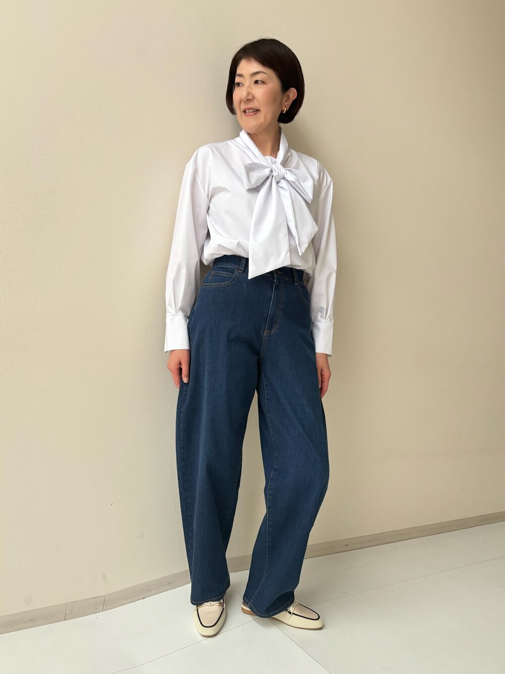 ブルー系のパンツ、ホワイト系のシャツ/ブラウス、ブルー系のスーツセットを着用したレディースの冬コーディネートの3枚目の写真