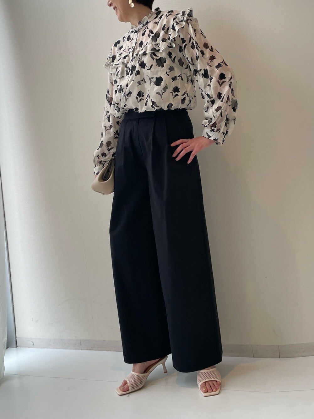 ブラック系のその他パンツ、ホワイト系のシャツ/ブラウスを着用したレディースの春コーディネートの2枚目の写真