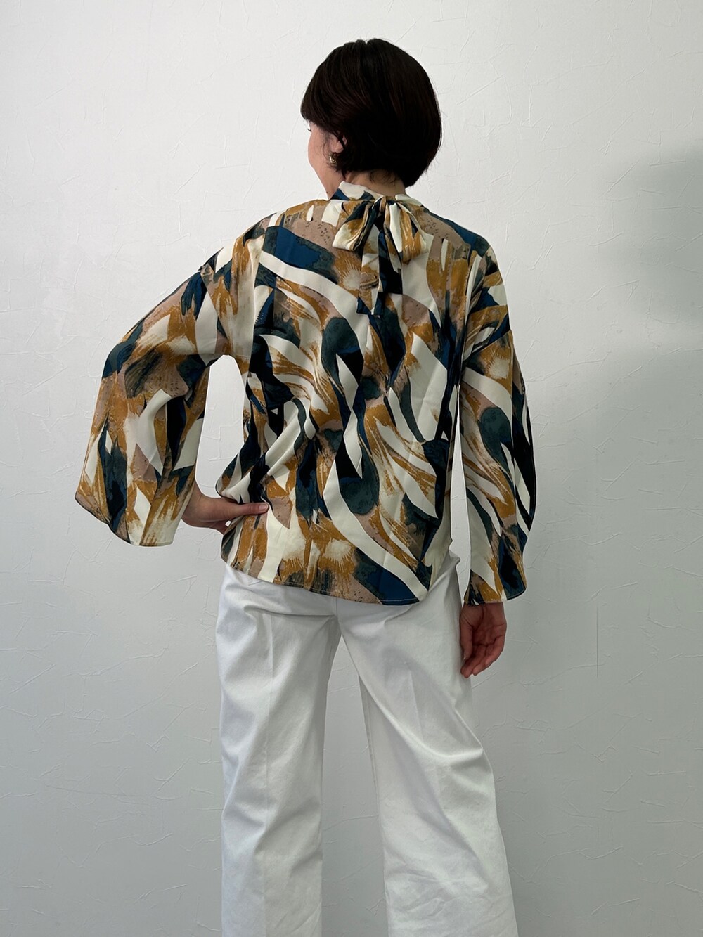 ブルー系のジャケット/アウター、ホワイト系のパンツ、その他のシャツ/ブラウスを着用したレディースの冬コーディネートの3枚目の写真